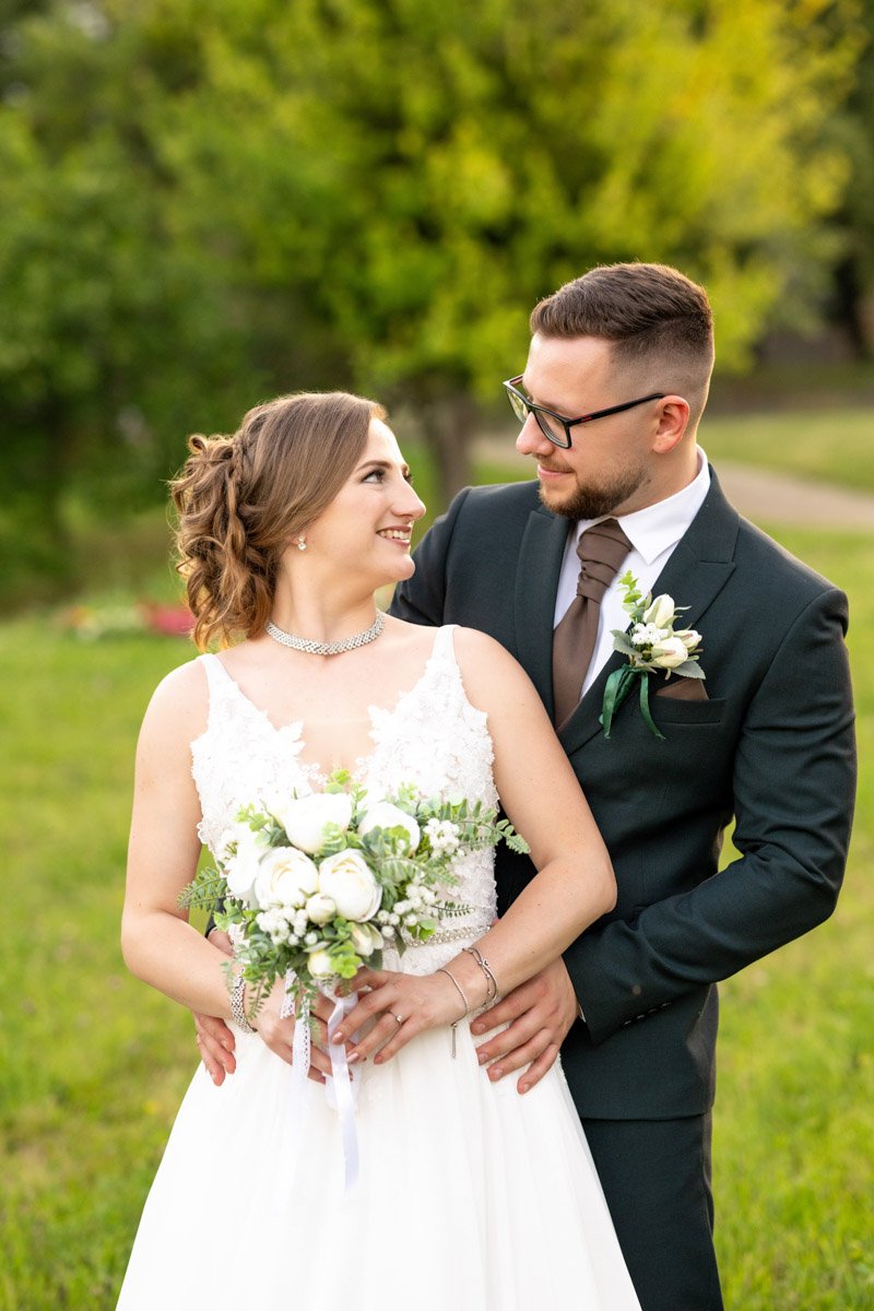 Melinda és Béla meghitt esküvői portréja