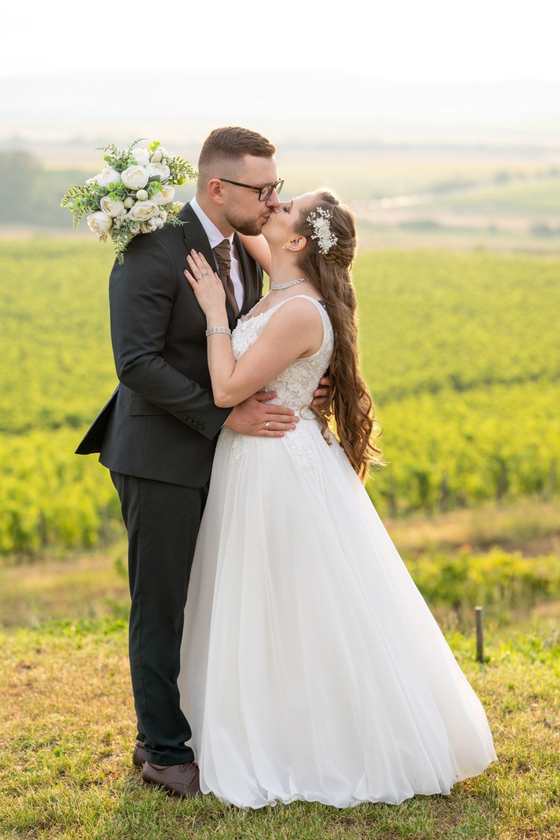 Melinda és Béla romantikus esküvői portréja a tokaj-hegyaljai szőlőhegyen